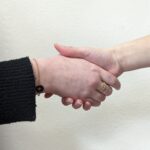 Image de deux personnes se serrant la main. Image pour illustrer le respect et l'accompagnement